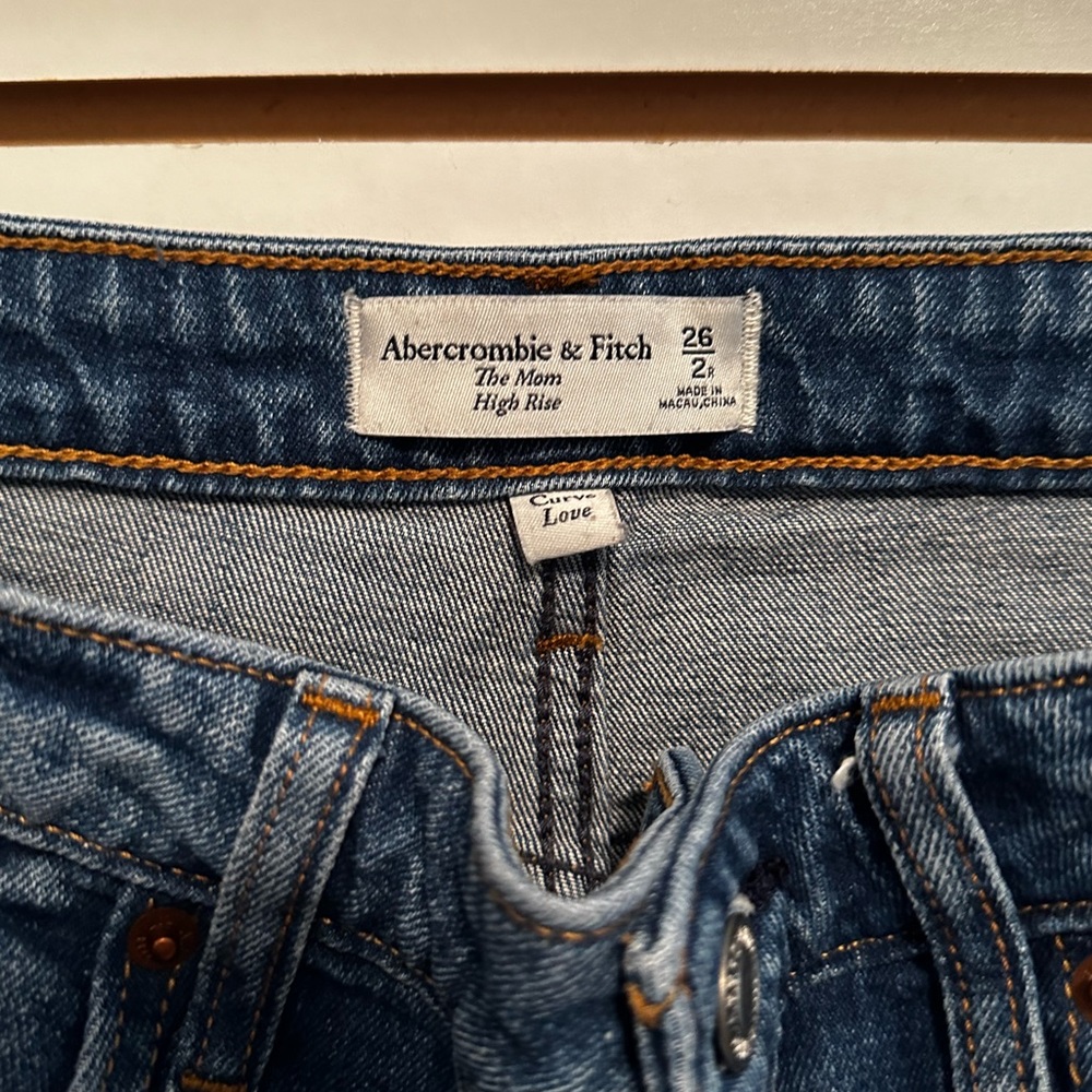 Abercrombie & fitch mom high rise jeans. Never worn